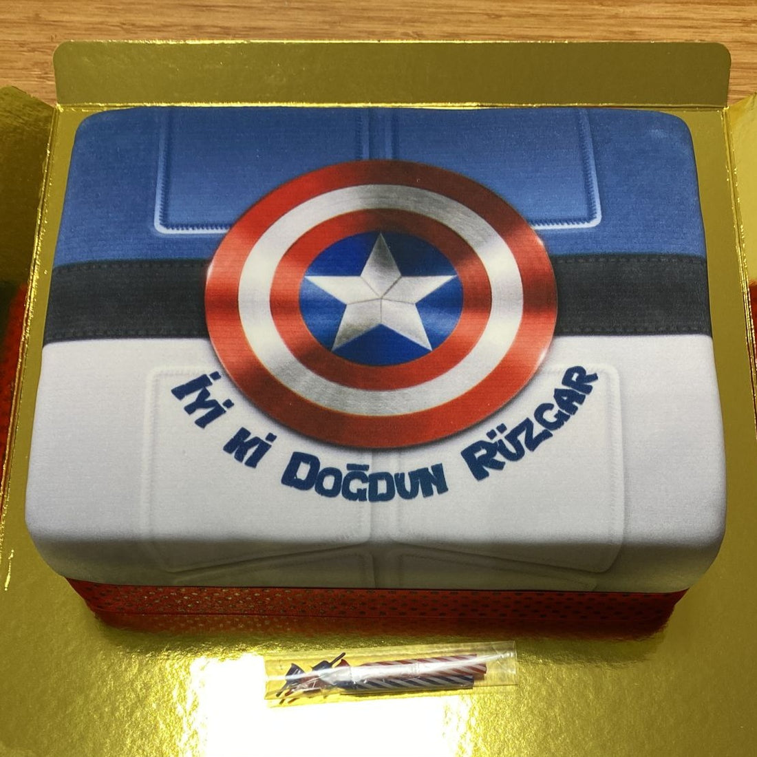 Kaptan Amerika Logolu Pasta
