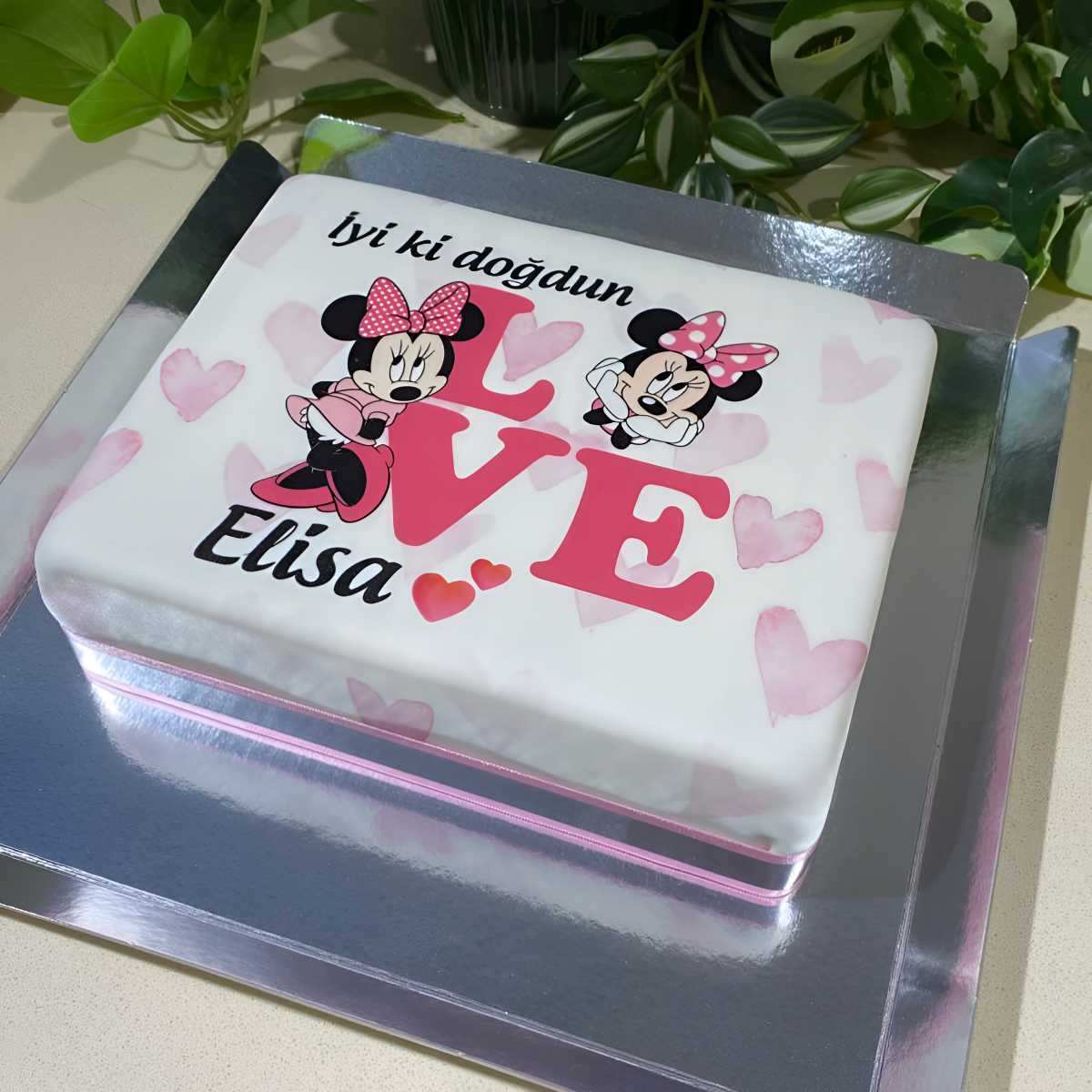 Love Yazılı Minnie Mouse Pastası