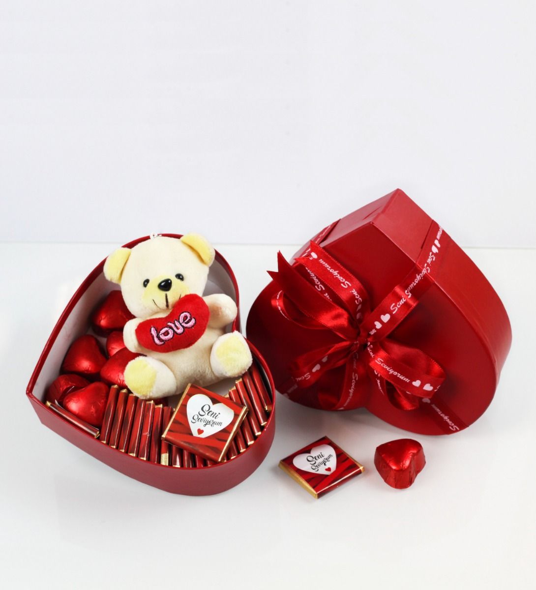 Sevimli Ayıcıklı Kırmızı Kalpli Kutu Çikolata